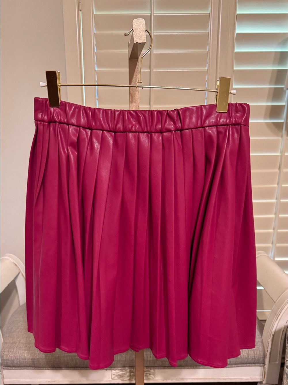 New York and Company Pleated Faux-Leather Skirt in Fuchsia